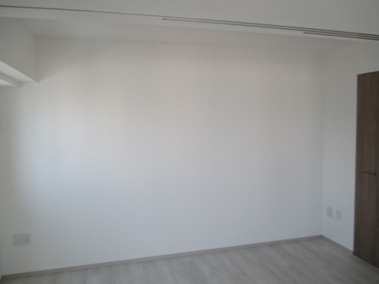 洋室に大容量の壁面収納棚設置 札幌のマンションリフォームはキッチンワークス